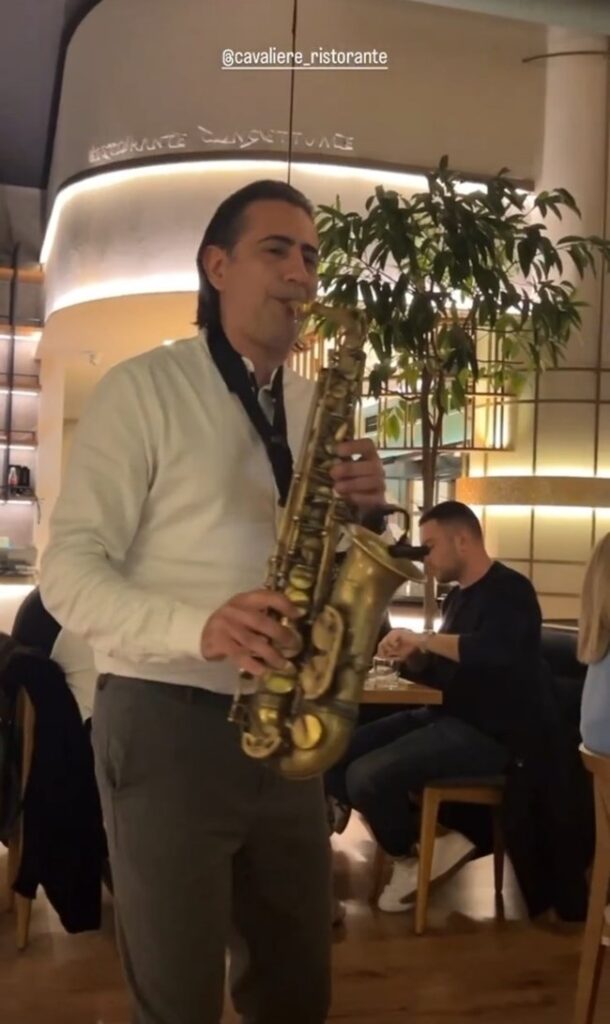 Νέα Σμύρνη: Εικόνες μέσα από το εστιατόριο από το πάρτι με σαξόφωνο στο Cavaliere λίγες ώρες πριν τη μεγάλη φωτιά.