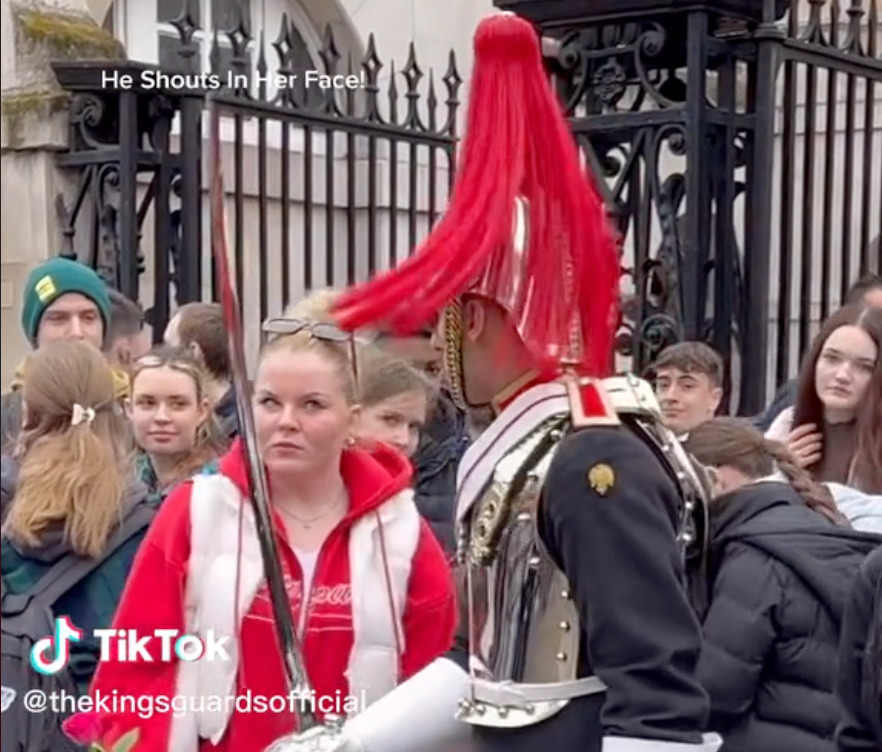 Βρετανία:Χωρίς να το θέλει ακούμπησε μέλος της βασιλικής φρουράς και της “έκοψε” την ανάσα.Το viral βίντεο… Βρετανία:Χωρίς-να-το-θέλει-ακούμπησε-μέλος-της-βασιλικής-φρουράς-και-της-“έκοψε”-την-ανάσα.Το-viral-βίντεο…