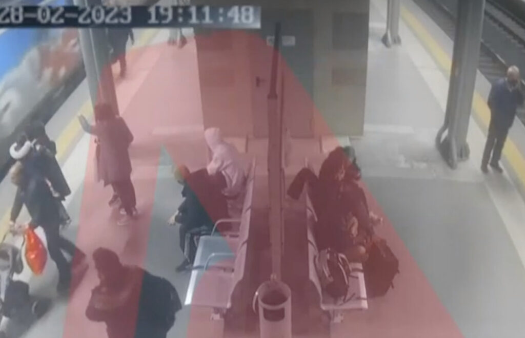 Τέμπη:Σοκαριστικό-βίντεο-πριν-τη-μεγάλη-τραγωδία.Οι-τελευταίες-αγκαλιές-πριν-το-μοιραίο…