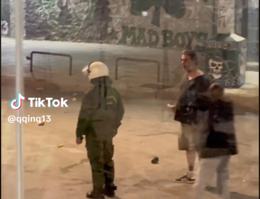 Βασίλης Μπισμπίκης:Μπήκε στη μέση των επεισοδίων και τ’ άκουσε… Βασίλης-Μπισμπίκης:Μπήκε-στη-μέση-των-επεισοδίων-και-τ’-άκουσε…