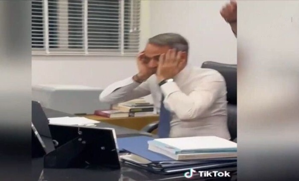 Εκλογές 2023: Η στιγμή που ο Κυριάκος Μητσοτάκης μαθαίνει τα αποτελέσματα. Εκλογές-2023:-Η-στιγμή-που-ο-Κυριάκος-Μητσοτάκης-μαθαίνει-τα-αποτελέσματα.