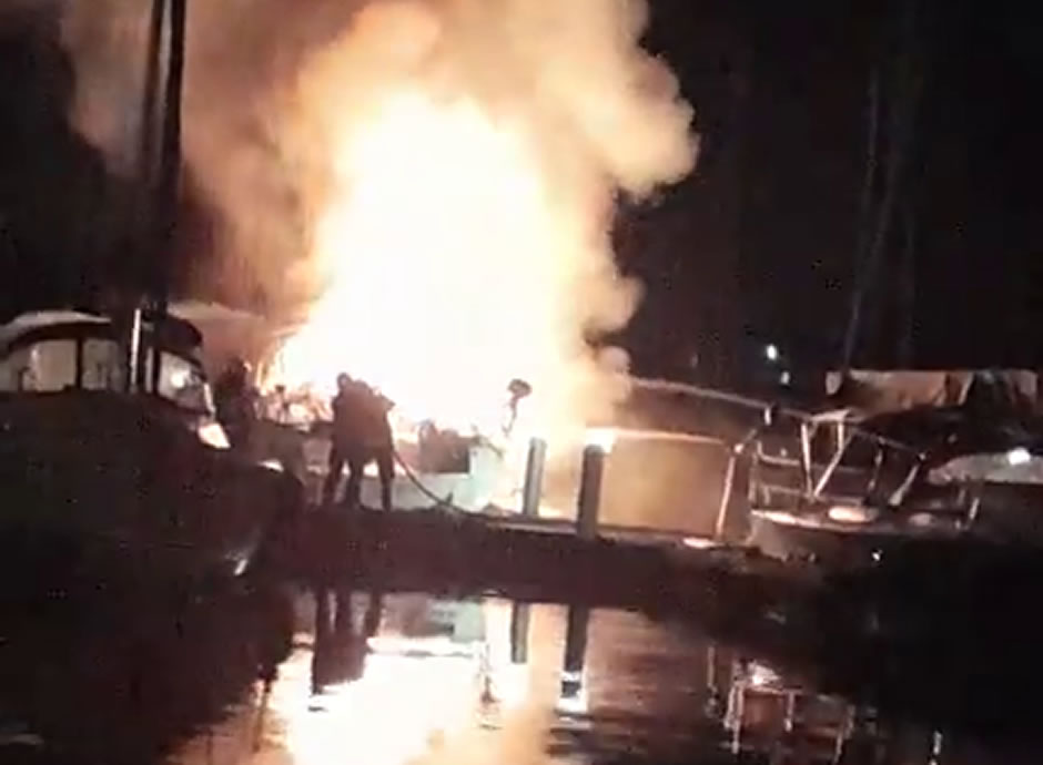 Λαύριο: Φωτιά σε ιστιοπλοικό – Εκρήξεις και πυκνοί καπνοί Λαύριο:-Φωτιά-σε-ιστιοπλοικό-–-Εκρήξεις-και-πυκνοί-καπνοί