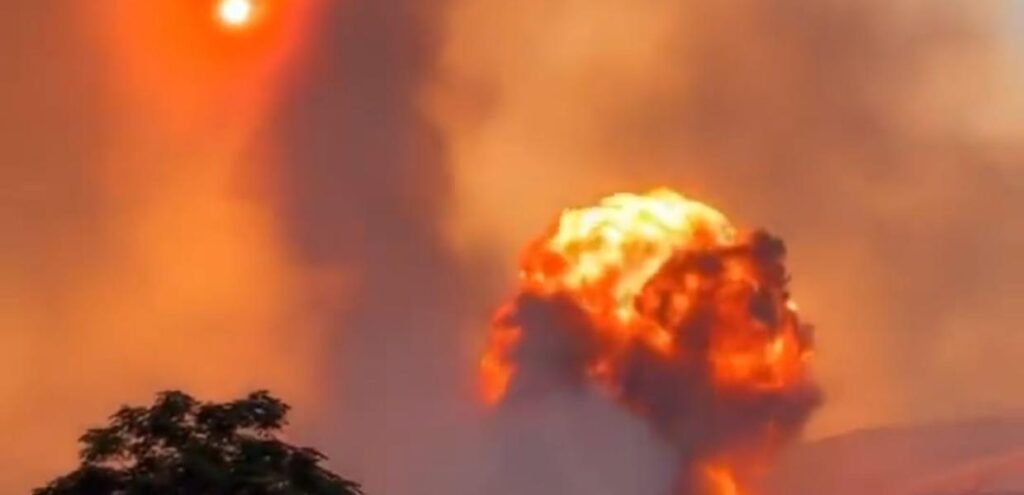 Φωτιά στη Μαγνησία: Συγκλονιστικές εικόνες – Φεύγουν με τα μωρά αγκαλιά… Φωτιά-στη-Μαγνησία:-Συγκλονιστικές-εικόνες-–-Φεύγουν-με-τα-μωρά-αγκαλιά…