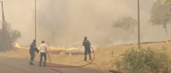 Μαίνεται η φωτιά στη Φυλή: Καίγονται σπίτια – Εικόνες αποκάλυψης στη Χασιά Μαίνεται-η-φωτιά-στη-Φυλή:-Καίγονται-σπίτια-–-Εικόνες-αποκάλυψης-στη-Χασιά