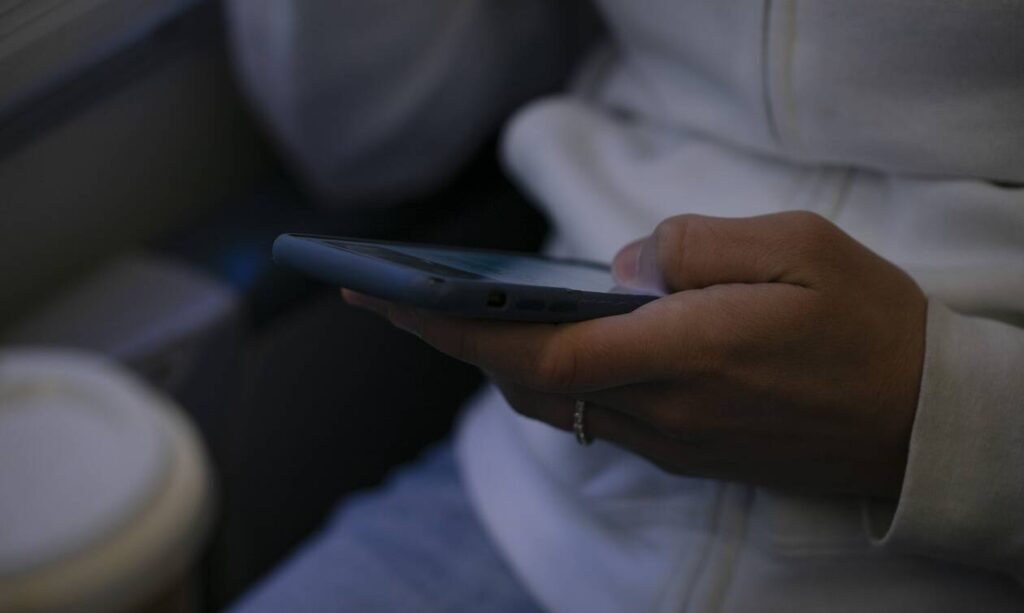 Βούλα:-Το-τηλεφώνημα-σε-ηλικιωμένη,-το-τροχαίο-και-τα-130.000-ευρώ-που-έκαναν-“φτερά”