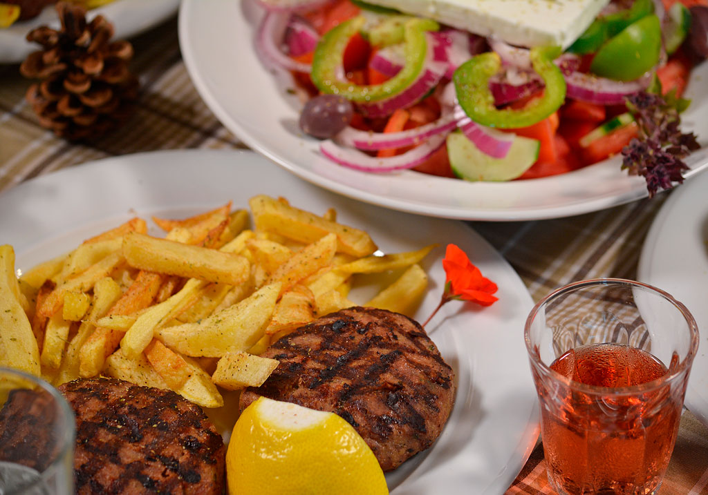 Τρίκαλα: Άφωνοι οι θαμώνες μέσα σε ταβέρνα – Τον είδαν να σηκώνει το χέρι του και να… Τρίκαλα:-Άφωνοι-οι-θαμώνες-μέσα-σε-ταβέρνα-–-Τον-είδαν-να-σηκώνει-το-χέρι-του-και-να…