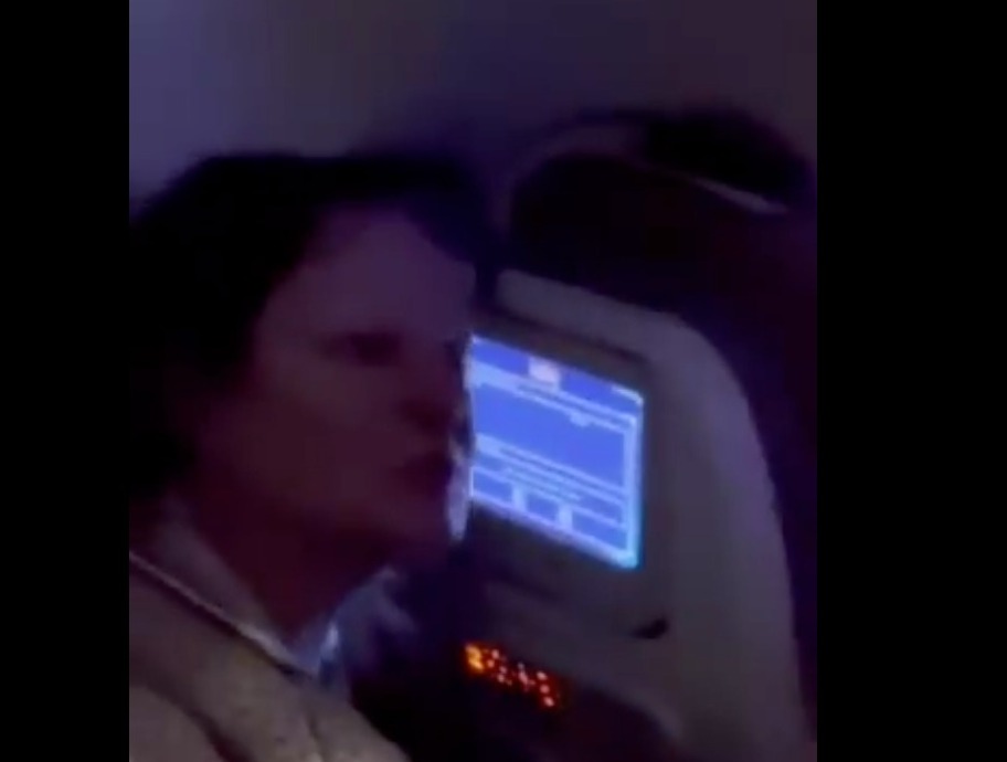 Σκηνές απείρου κάλλους μέσα σε αεροπλάνο! Επιβάτιδα βγήκε εκτός εαυτού και οι αεροσυνοδοί… Σκηνές-απείρου-κάλλους-μέσα-σε-αεροπλάνο!-Επιβάτιδα-βγήκε-εκτός-εαυτού-και-οι-αεροσυνοδοί…