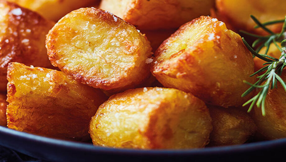 Συνταγή για πατάτες φούρνου που λιώνουν στο στόμα -Το μυστικό για να βγουν λουκούμι Συνταγή-για-πατάτες-φούρνου-που-λιώνουν-στο-στόμα-Το-μυστικό-για-να-βγουν-λουκούμι