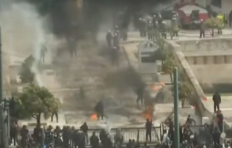 Τέμπη: “Βουλιάζουν” οι ελληνικές πόλεις από συγκεντρώσεις – Ένταση στο Σύνταγμα (Βίντεο) Τέμπη:-“Βουλιάζουν”-οι-ελληνικές-πόλεις-από-συγκεντρώσεις-–-Ένταση-στο-Σύνταγμα-(Βίντεο)