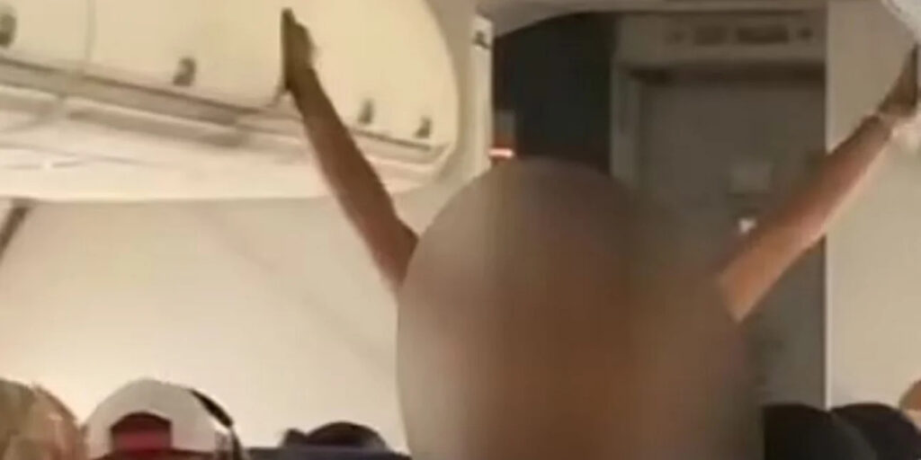 Τρόμος στον αέρα: Οι επιβάτες δεν πίστευαν στα μάτια τους! Γυναίκα σε αμόκ άρχισε να… (Βίντεο σοκ) Τρόμος-στον-αέρα:-Οι-επιβάτες-δεν-πίστευαν-στα-μάτια-τους!-Γυναίκα-σε-αμόκ-άρχισε-να…-(Βίντεο-σοκ)