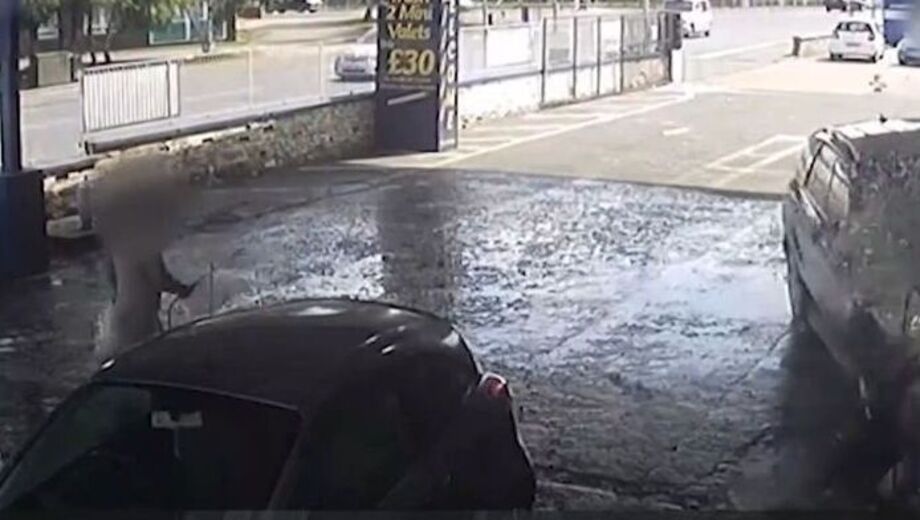 Αδιανόητο: Πατέρας βλέπει τον γιο του και «γκαζώνει» για να τον σκοτώσει (Βίντεο) Αδιανόητο:-Πατέρας-βλέπει-τον-γιο-του-και-«γκαζώνει»-για-να-τον-σκοτώσει-(Βίντεο)