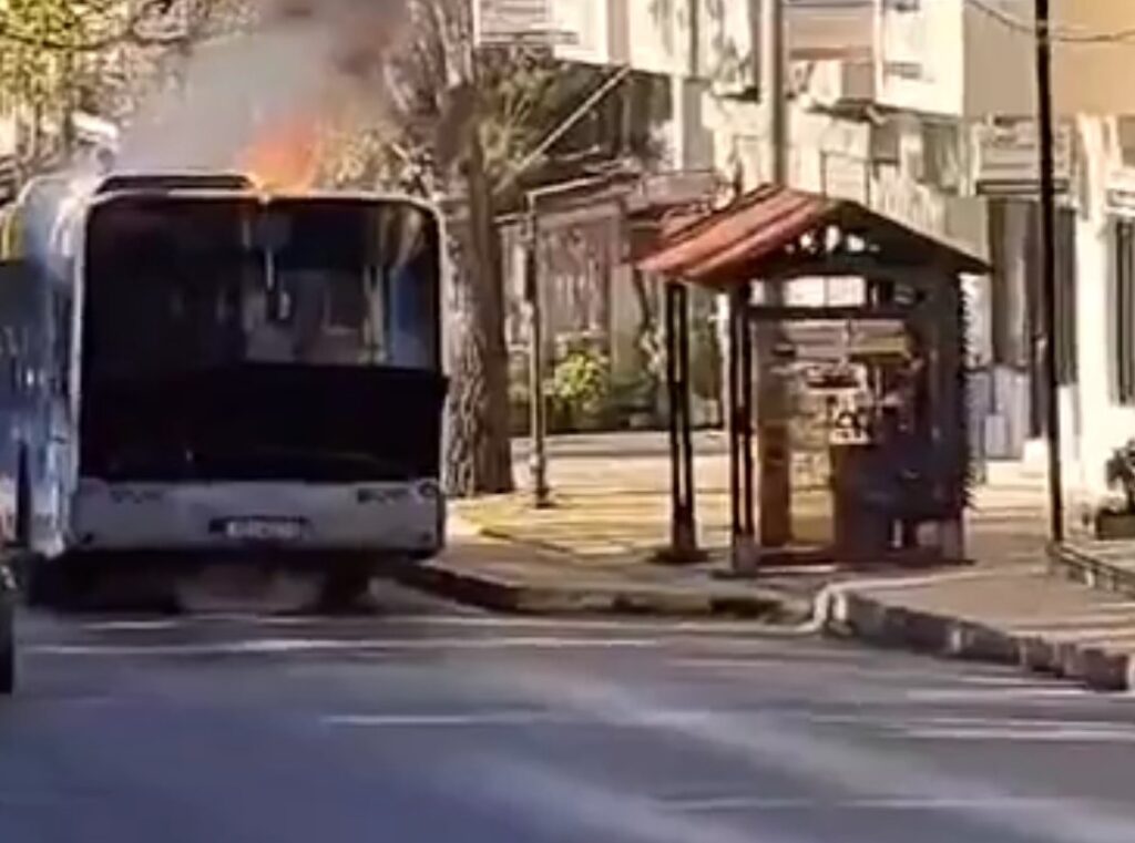 Ξέσπασε-φωτιά-σε-λωφορείο-στην-Πεντέλη-–-Πώς-ξεκίνησε-–-Μαύροι-καπνοί-και…-(Βίντεο)