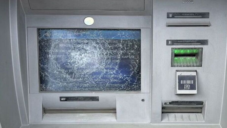 Πύργος: Με το στόμα ανοικτό οι περαστικοί! ΑΤΜ “ξέρναγε”… Πύργος:-Με-το-στόμα-ανοικτό-οι-περαστικοί!-ΑΤΜ-“ξέρναγε”…