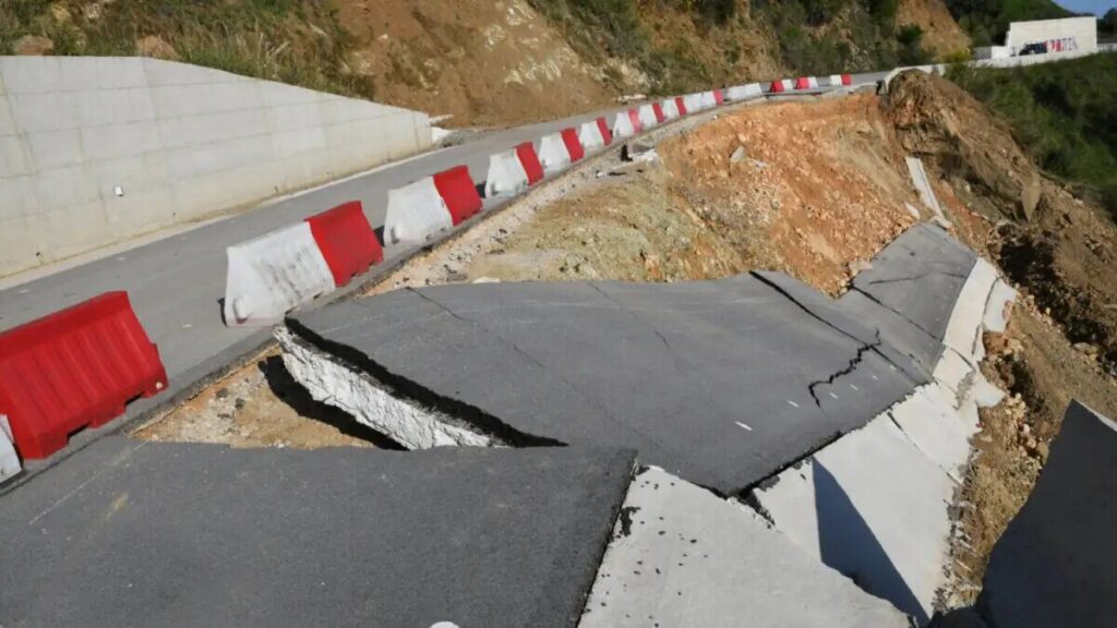 Ελλάδα:-Σοκ!-Ξαφνικά-κατέρρευσε-ο-ολοκαίνουριος-δρόμος-των-15-εκατομμυρίων-στη…