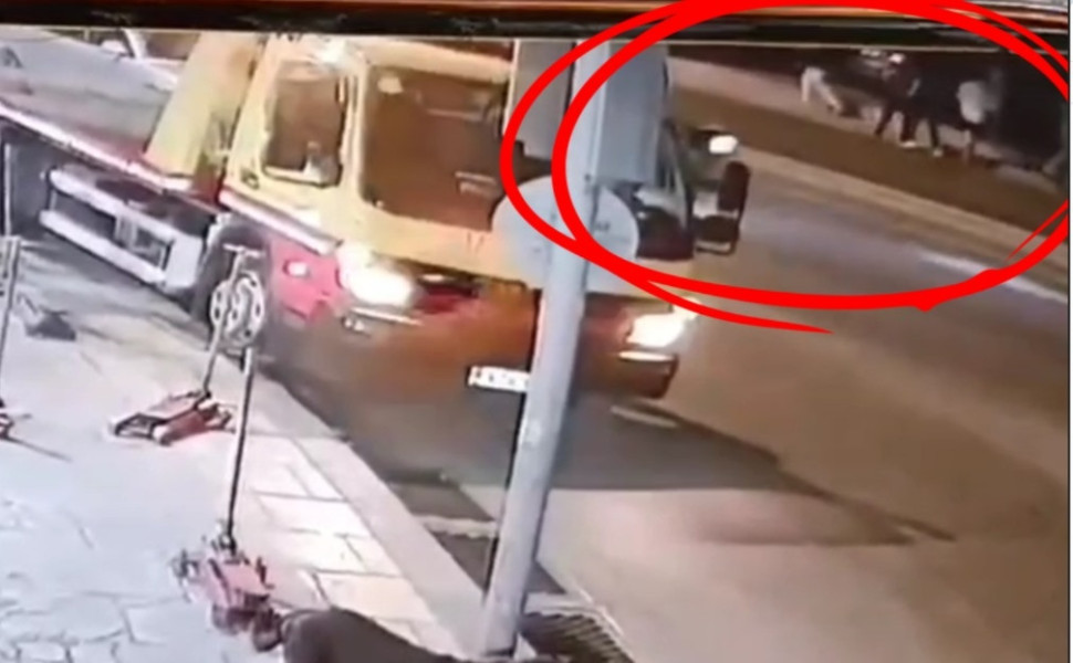 Η συγκλονιστική στιγμή που άνδρας παίρνει αγκαλιά την αιμόφυρτη 12χρονη στου Ρέντη για να… Η-συγκλονιστική-στιγμή-που-άνδρας-παίρνει-αγκαλιά-την-αιμόφυρτη-12χρονη-στου-Ρέντη-για-να…