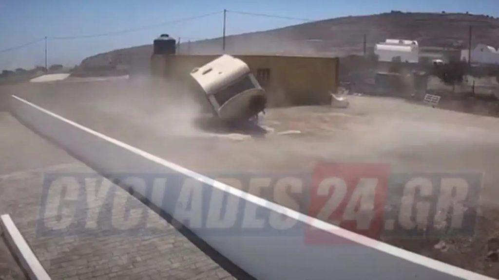 Σαντορίνη:-Θυελλώδεις-άνεμοι-σήκωσαν-στον-αέρα-τροχόσπιτο-και-το-διέλυσαν-(Βίντεο-Σοκ)