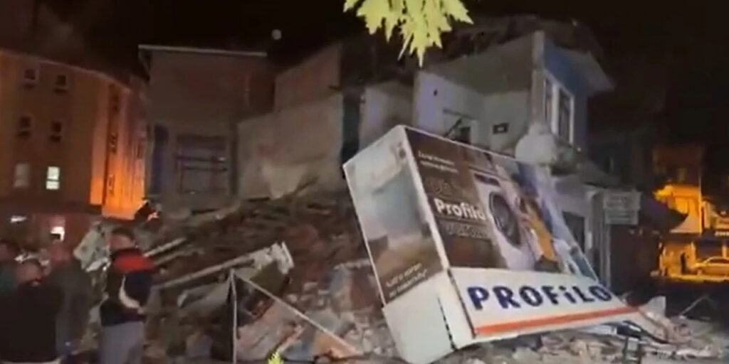 Η-στιγμή-του-μεγάλου-σεισμόυ-στην-Τουρκία-–-Κατέρρευσαν-κτίρια,-άνθρωποι-σε-πανικό-τραυματίστηκαν…(Βίντεο)