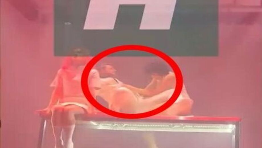 Σοκαριστικό-ατύχημα-για-τον-Σάκη-Ρουβά-–-“Πάγωσαν”-οι-θαμώνες-–-Έπεσε-από-τη-σκηνή-(Βίντεο)