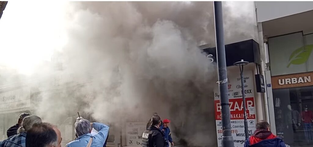 Ελλάδα:-Μεγάλη-φωτιά-σε-αποθήκη-παπουτσιών-–-Παλεύουν-οι-πυροσβέστες-στο…