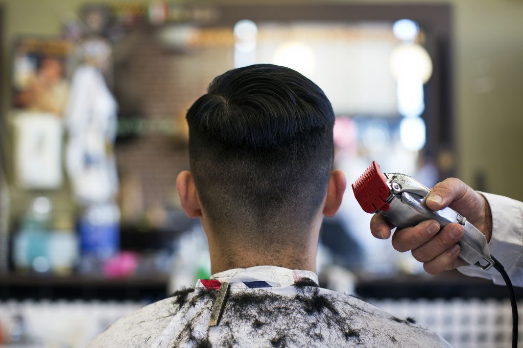 Πύλος:-Πρωτοφανές-περιστατικό!-Θρίλερ-μέσα-σε-κουρείο!-–-Πήγε-να-κουρευτεί-και…