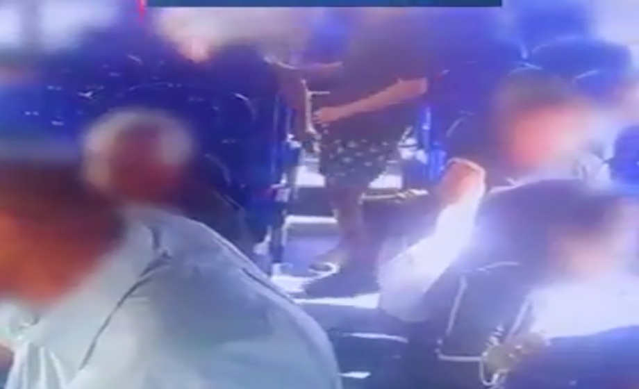 Σοκ σε λεωφορείο! 13χρονος έβαλε φωτιά στα μαλλιά 60χρονης – Βίντεο ντοκουμέντο Σοκ-σε-λεωφορείο!-13χρονος-έβαλε-φωτιά-στα-μαλλιά-60χρονης-–-Βίντεο-ντοκουμέντο