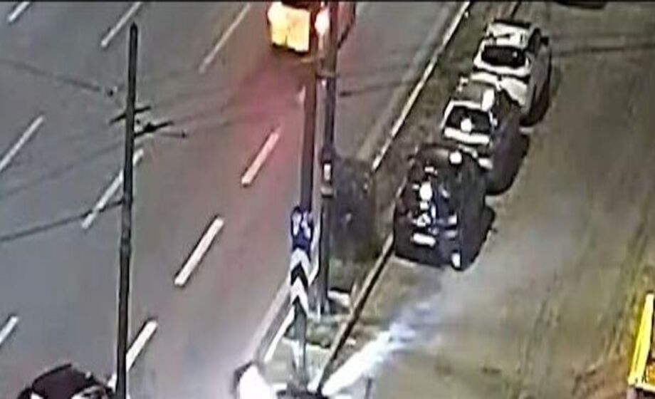 Συγγρού:-Συνέβη,-πριν-από-λίγο!-Η-στιγμή-που-ΙΧ-πετάει-μοτοσυκλετιστή-σε-κολόνα-(Βίντεο-–-σοκ)