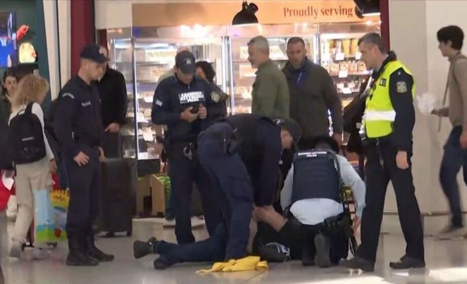 Χαμός στο Ελ. Βενιζέλος! – “Πάγωσαν” όσοι είδαν το περιστατικό – Βρίσκονταν στην ουρά και ξαφνικά…(Βίντεο) Χαμός-στο-Ελ.-Βενιζέλος!-–-“Πάγωσαν”-όσοι-είδαν-το-περιστατικό-–-Βρίσκονταν-στην-ουρά-και-ξαφνικά…(Βίντεο)