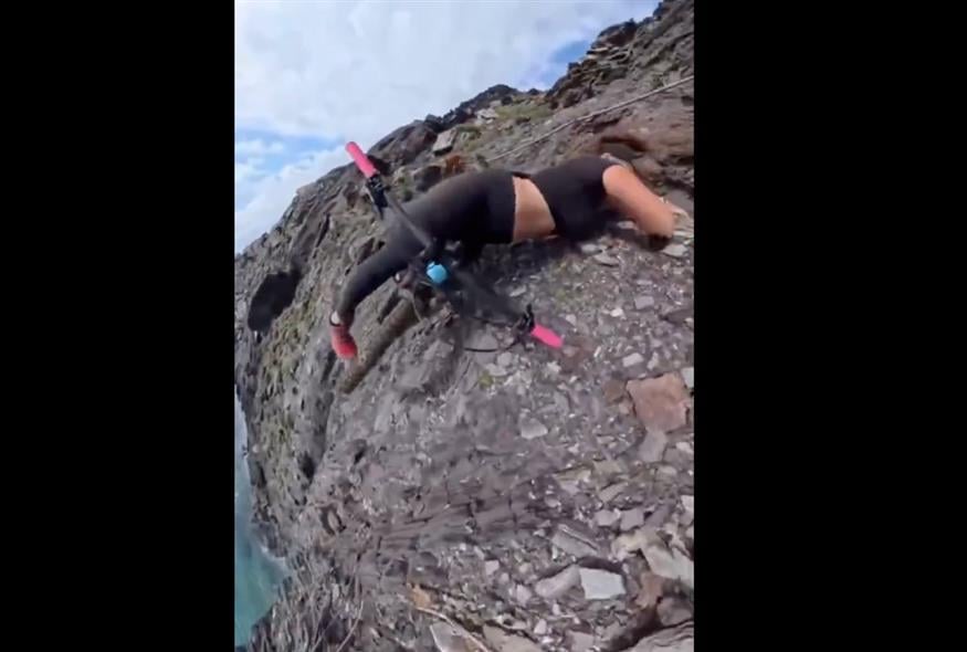 Παραλίγο τραγωδία! Ποδηλάτισσα γλιστράει και παρά… τρίχα γλιτώνει από τον γκρεμό! (Βίντεο σοκ) Παραλίγο-τραγωδία!-Ποδηλάτισσα-γλιστράει-και-παρά…-τρίχα-γλιτώνει-από-τον-γκρεμό!-(Βίντεο-σοκ)