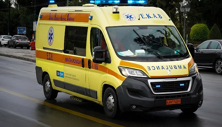 Έκτακτο-–-Συναγερμός-στο-κέντρο-της-Αθήνας:-Αυτοκίνητο-«καρφώθηκε»-σε-καφετέρια-–-Οι-πρώτες-πληροφορίες