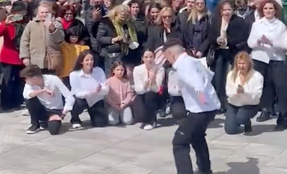 25η-Μαρτίου-–-Αθήνα:-Μαθητής-χόρεψε-ζεϊμπέκικο-στην-παρέλαση-και-τους-συγκίνησε-όλους!-Μπράβο,-λεβέντη!-(Βίντεο)