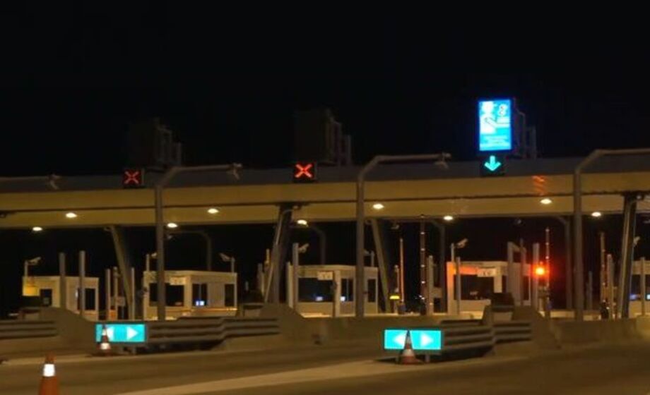 Έκτακτο-–-Ελλάδα:-Φωτιά-σε-διόδια-–-Μεγάλη-επιχείρηση-της-πυροσβεστικης-–-Έκλεισαν-την-εθνική-οδό