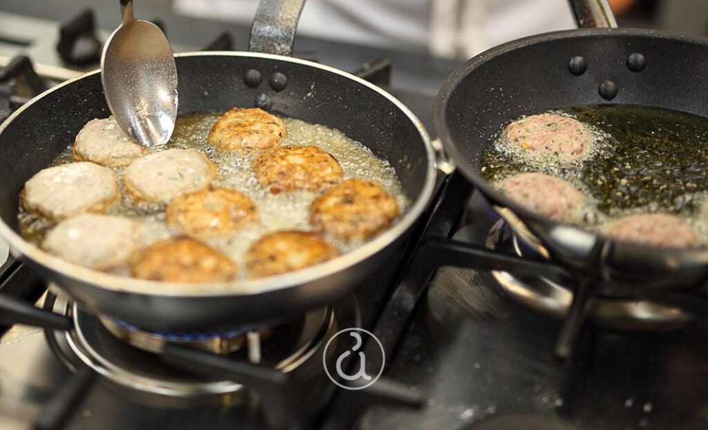 Γιατί-διαλύονται-τα-κεφτεδάκια-στο-τηγάνι;-Λάθος-στη-ζύμη;-to-τρικ-που-λίγοι-γνωρίζουν-και-γίνονται-τραγανά