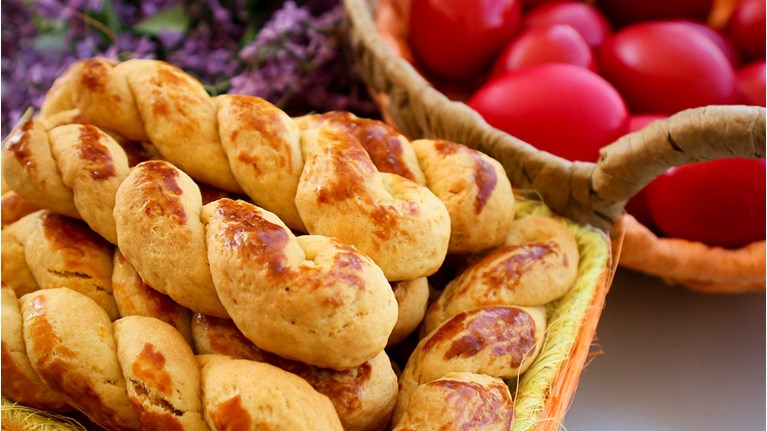 Χαμός με αυτά τα πασχαλινά κουλουράκια! Πασίγνωστη Ελληνίδα μαγείρισσα έδωσε τη συνταγή και όλες τα φτιάχνουν σαν τρελές! Χαμός-με-αυτά-τα-πασχαλινά-κουλουράκια!-Πασίγνωστη-Ελληνίδα-μαγείρισσα-έδωσε-τη-συνταγή-και-όλες-τα-φτιάχνουν-σαν-τρελές!