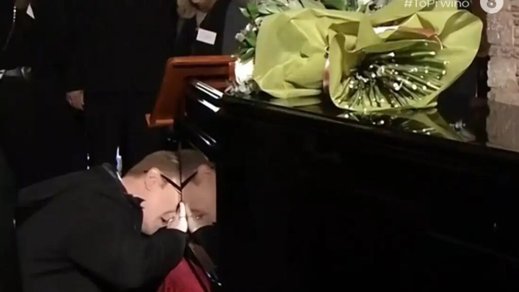 Μαρινέλλα:-Κατέρρευσε-ο-Ζαχαράτος-πάνω-στο-φέρετρο-της-Μαρινέλλας-–-Συγκινητικό…