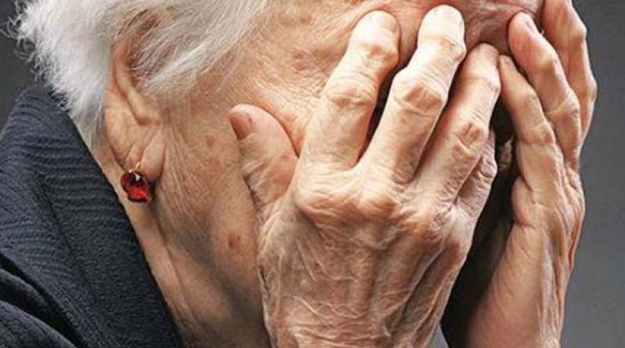 Φρίκη-σε-γηροκομείο!-Εργαζόμενος-β@@@@-ηλικιωμένες-με-άνοια-και-τραβούσε…