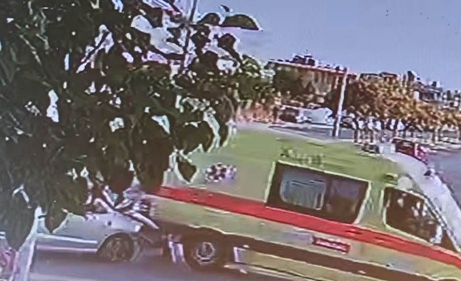 Ελλάδα: Η στιγμή που τουμπάρει το ασθενοφόρο – Η τραγική τύχη του ασθενή και η γυναίκα που οδηγούσε το ΙΧ (Βίντεο) Ελλάδα:-Η-στιγμή-που-τουμπάρει-το-ασθενοφόρο-–-Η-τραγική-τύχη-του-ασθενή-και-η-γυναίκα-που-οδηγούσε-το-ΙΧ-(Βίντεο)