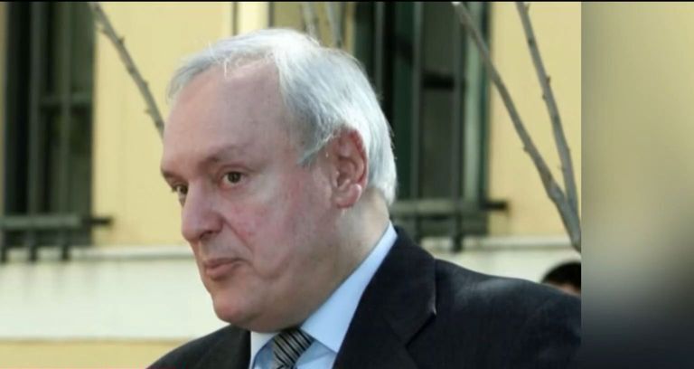 “Μπαμπά, άνοιξε την πόρτα” φώναζαν οι δίδυμες κόρες του – Η μισόκλειστη πόρτα, το θριλερικό σκηνικό και η τραγωδία “Μπαμπά,-άνοιξε-την-πόρτα”-φώναζαν-οι-δίδυμες-κόρες-του-–-Η-μισόκλειστη-πόρτα,-το-θριλερικό-σκηνικό-και-η-τραγωδία