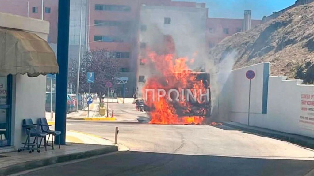 Ελλάδα: Αστικό λεωφορείο πήρε φωτιά μέσα σε νοσοκομείο Ελλάδα:-Αστικό-λεωφορείο-πήρε-φωτιά-μέσα-σε-νοσοκομείο