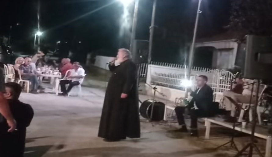 Ελλάδα: Ιερείς “έκλεψαν” την παράσταση σε πανηγύρι – Ο ένας τραγουδούσε και ο άλλος χόρευε Ελλάδα:-Ιερείς-“έκλεψαν”-την-παράσταση-σε-πανηγύρι-–-Ο-ένας-τραγουδούσε-και-ο-άλλος-χόρευε