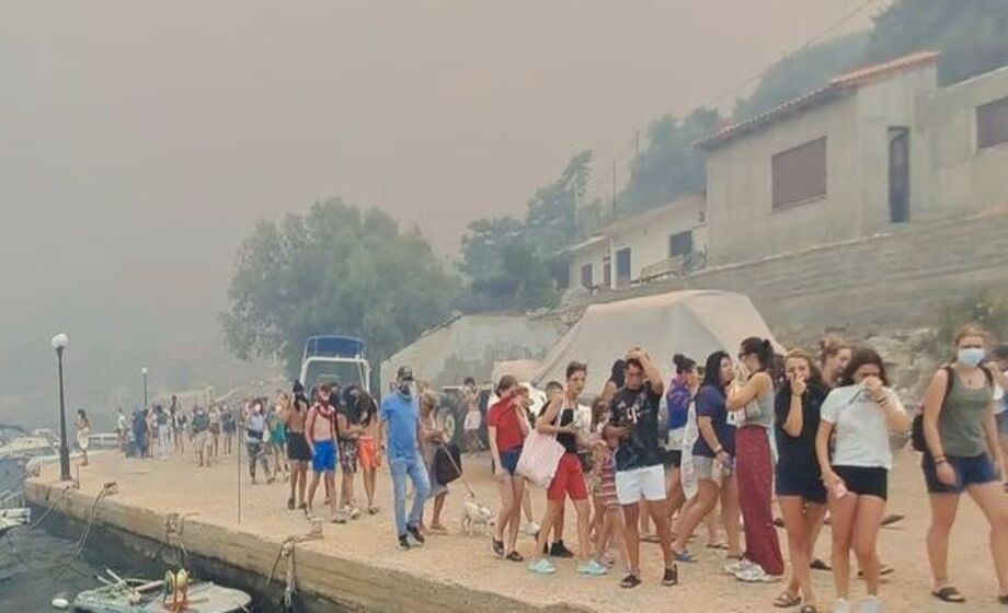 Ελλάδα – Σε εξέλιξη μεγάλες φωτιές – Οι φλόγες έφτασαν στην παραλία – Αναφορές για εγκλωβισμένους – Εκκενώσεις από θαλάσσης Ελλάδα-–-Σε-εξέλιξη-μεγάλες-φωτιές-–-Οι-φλόγες-έφτασαν-στην-παραλία-–-Αναφορές-για-εγκλωβισμένους-–-Εκκενώσεις-από-θαλάσσης