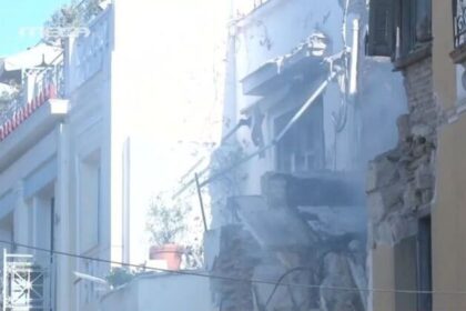 Πλάκα:-Σοκαριστικές-εικόνες-μετά-την-κατάρρευση-του-κτιριου-–-Έμεινε-μονο-ένα-παντζούρι-να-στέκεται-(Φωτό)