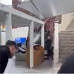 “Ντροπή!”-Σάλος-με-βίντεο-υπαλλήλων-να-σκουπίζουν-ποτάμι-νερού-για-να-φάνε-πελάτες-εστιατορίου-(Βίντεο)