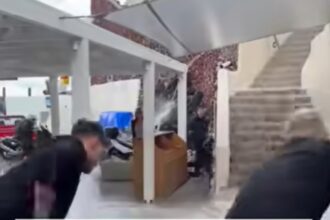 “Ντροπή!”-Σάλος-με-βίντεο-υπαλλήλων-να-σκουπίζουν-ποτάμι-νερού-για-να-φάνε-πελάτες-εστιατορίου-(Βίντεο)