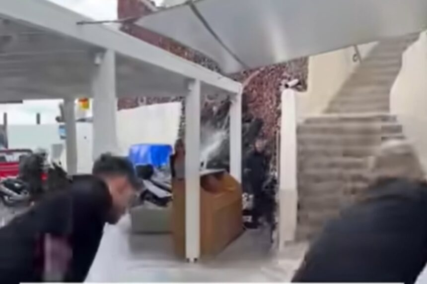 “Ντροπή!”-Σάλος-με-βίντεο-υπαλλήλων-να-σκουπίζουν-ποτάμι-νερού-για-να-φάνε-πελάτες-εστιατορίου-(Βίντεο)